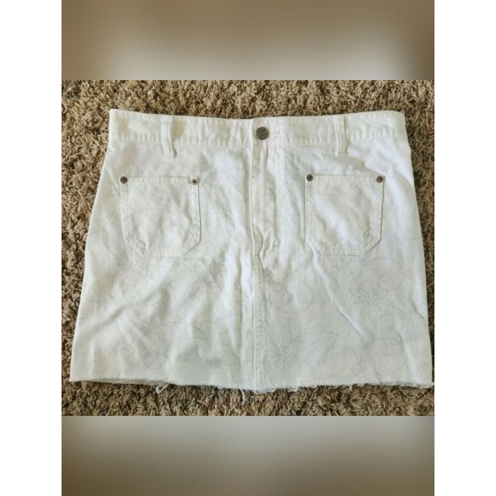 R9 Bill Blass White Mini Skirt w subtle gray floral print & Front Patch Pockets